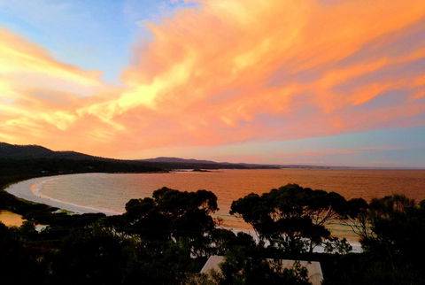 DOLPHIN LOOKOUT COTTAGE - Amazing Views Of The Bay Of Fires - Taree Accommodation 0