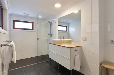 DOLPHIN LOOKOUT COTTAGE - Amazing Views Of The Bay Of Fires - Taree Accommodation 2