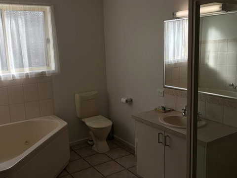 Beachcomber Motel & Apartments - Taree Accommodation 9