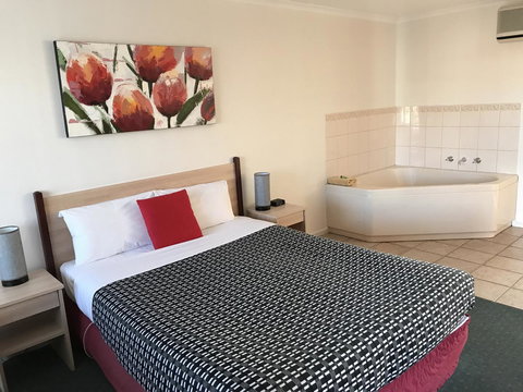 Beachcomber Motel & Apartments - Taree Accommodation 0