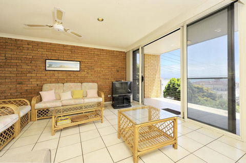 The Crest Unit 1 - Shoal Bay - Taree Accommodation 3