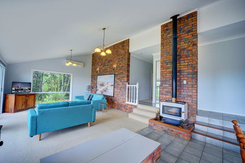 The Hillside House - Taree Accommodation 2