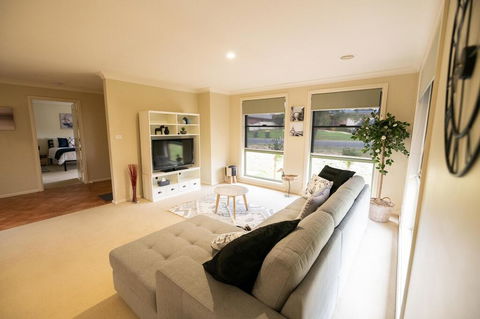 The Tinnock Entertainer Large & Comfy + Wifi - Taree Accommodation 1