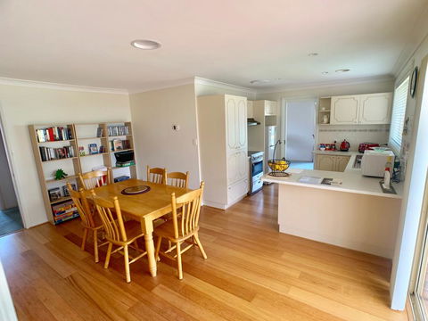Tidy Home In A Leafy Suburb, Great Location - Taree Accommodation 2