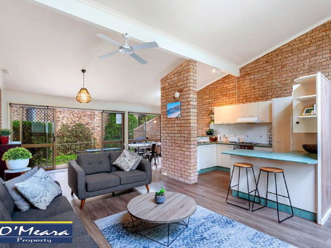 Townhouse 9 'Bay Parklands', 2 Gowrie Ave - Pool Views & Tennis Court - Taree Accommodation 1