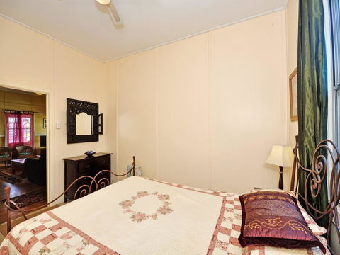 Traditional Three Bedroom Home With Water Views - Taree Accommodation 3