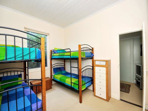 Traditional Three Bedroom Home With Water Views - Taree Accommodation 1