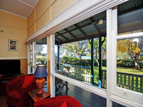 Traditional Three Bedroom Home With Water Views - Taree Accommodation 0