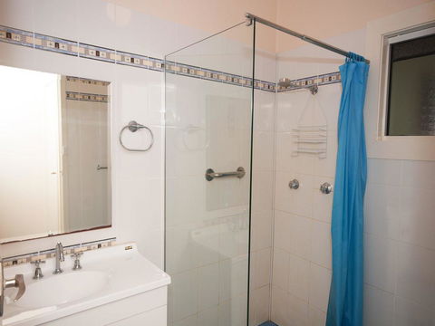 Traditional Three Bedroom Home With Water Views - Taree Accommodation 2