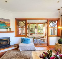 Treetops - elegant inviting designer cedar home - Taree Accommodation