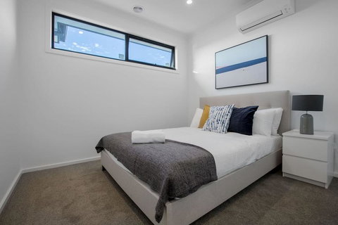 Trendy Sweet Home 4Beds@Blackburn South - Taree Accommodation 3