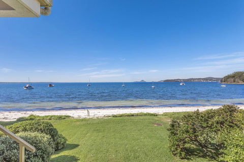 Tuscan Waterfront, Unit 1/213 Soldiers Point Road - Taree Accommodation 1