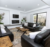 TWO TEN Sleeps 10 Luxury CBD Accommodation - Taree Accommodation