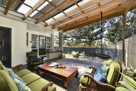 UMINA BEACH KOKOMO- Walk To The Beach, FAMILY And PET FRIENDLY Set Of 3 Vintage Original Holiday Flats & Vintage Caravan And Bat - Taree Accommodation 2