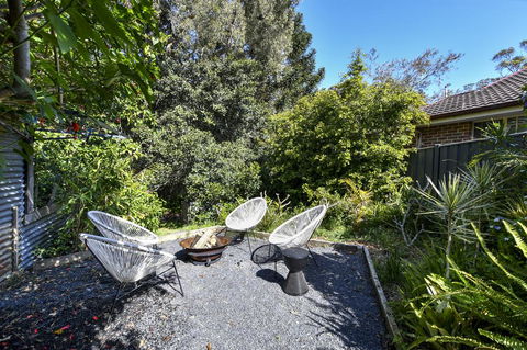 UMINA BEACH KOKOMO- Walk To The Beach, FAMILY And PET FRIENDLY Set Of 3 Vintage Original Holiday Flats & Vintage Caravan And Bat - Taree Accommodation 3