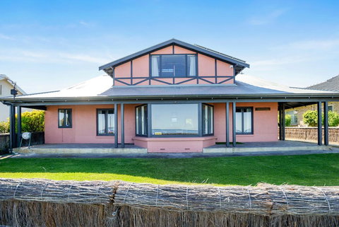 Victor Harbor Beachfront Bliss + WiFi - Taree Accommodation 1