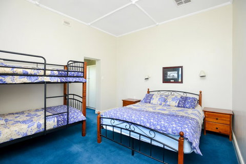 Victor Harbor Beachfront Bliss + WiFi - Taree Accommodation 2