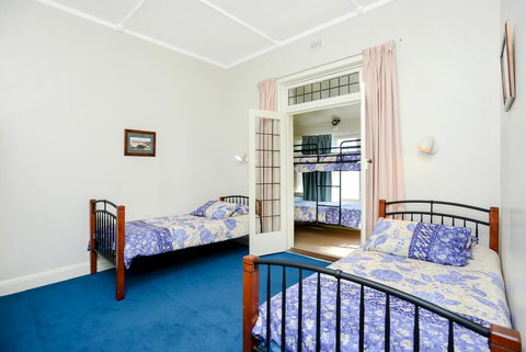 Victor Harbor Beachfront Bliss + WiFi - Taree Accommodation 3
