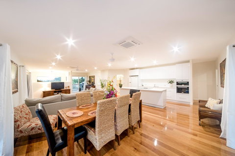 Whitsunday Luxury Homes - Taree Accommodation 4