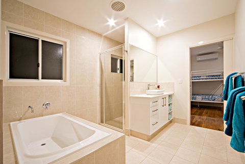 Whitsunday Luxury Homes - Taree Accommodation 24