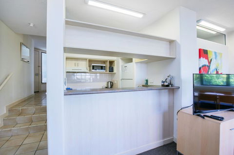 Tiki Hotel Apartments Surfers Paradise - Taree Accommodation 9