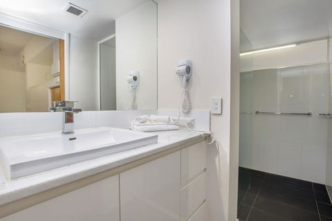 Tiki Hotel Apartments Surfers Paradise - Taree Accommodation 5