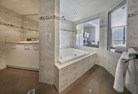 Novotel Surfers Paradise - Taree Accommodation 10
