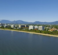 Holiday Inn Cairns Harbourside - Taree Accommodation