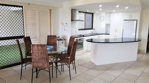 Gemini Court Holiday Apartments - Taree Accommodation 17