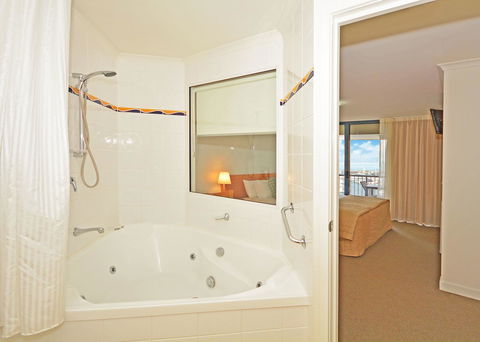 Mantra Hervey Bay - Taree Accommodation 24