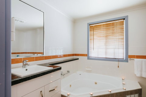 Apple Blossom Cottages - Taree Accommodation 9