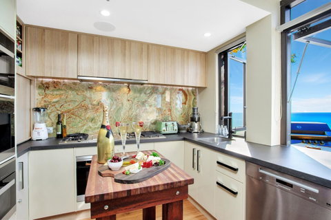 Burleigh Esplanade Apartments - Taree Accommodation 6