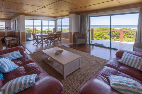 White Waves On The Beach - Taree Accommodation 3
