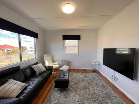 A Delightful Two-bedroom Cottage On Toowoon Bay. - Taree Accommodation 0