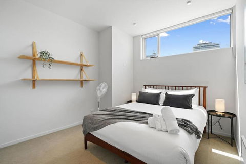 A River-side 2bdm Footscray Oasis + Parking - Taree Accommodation 2