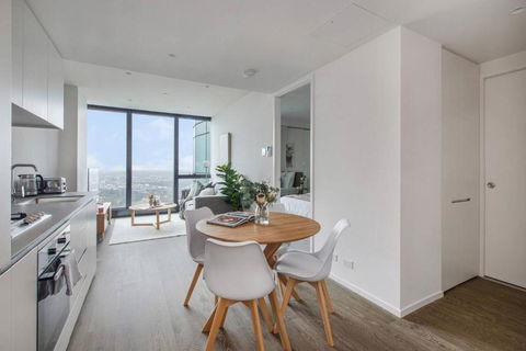 A Sky-high Metropolis Retreat Near The CBD - Taree Accommodation 1