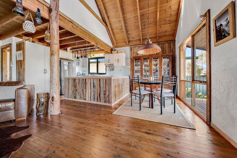 Aarlaur 2 - Charming 2BR Rustic Home L Bath L Fire Pit L WiFi L Air-Con - Taree Accommodation 2