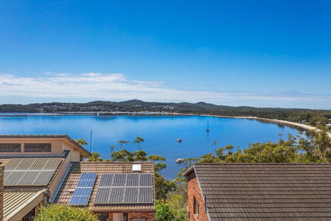 Above And Beyond - Beautiful Home With Heated Pool And Views - Taree Accommodation 4