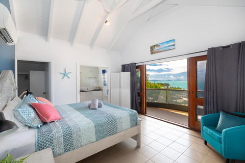 Absolute Airlie - Taree Accommodation 4
