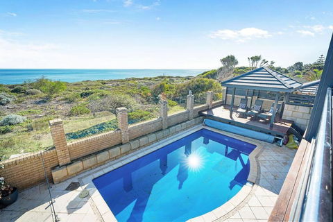 Absolute Oceanfront Retreat - Taree Accommodation 1