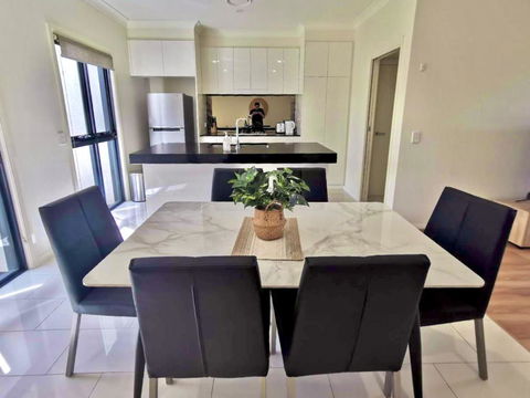 Adorable 3 Br Townhouse With Wifi & Parking - Taree Accommodation 2