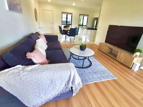 Adorable 3 Br Townhouse With Wifi & Parking - Taree Accommodation 1