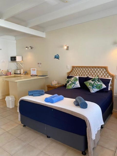 AFFORDABLE ISLAND ESCAPE! Queen Studio, Nelly Bay - Taree Accommodation 1