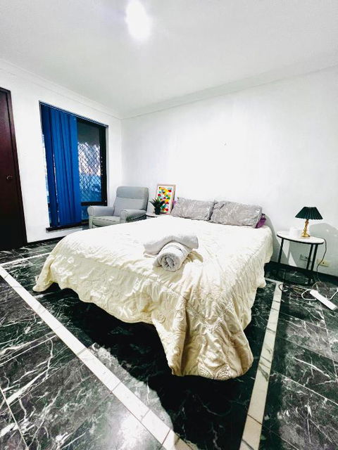Affordable Beautiful Queen Bedroom Near City Swan River Fremantle University - Taree Accommodation 0