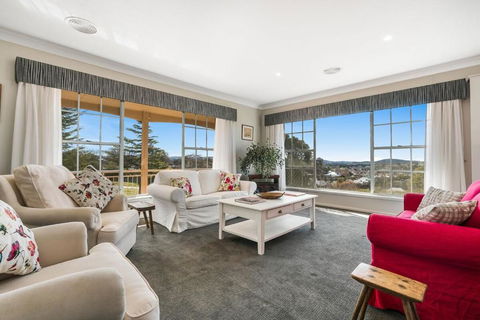 A House With A View, Molong. NSW - Taree Accommodation 0