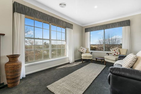 A House With A View, Molong. NSW - Taree Accommodation 4