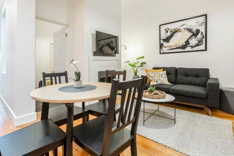 A Carlton Classic - Quaint Inner-City Getaway - Taree Accommodation 0