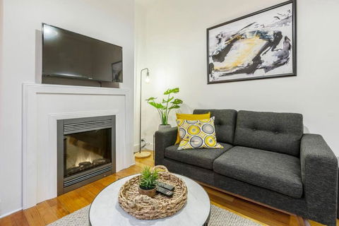 A Carlton Classic - Quaint Inner-City Getaway - Taree Accommodation 3