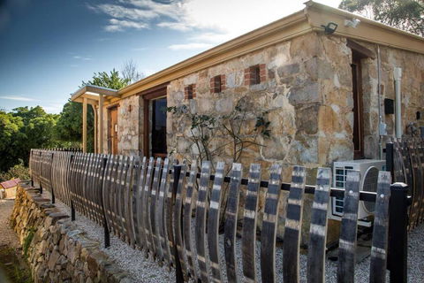 A Romantic Uraidla Studio - Taree Accommodation 0