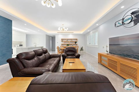 Aircabin - Fairfield - Modern - 6 Bedrooms House - Taree Accommodation 0